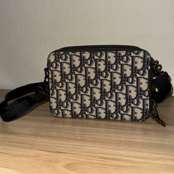 Dior crossbodyOblique jacquardReference: 2OBBC119YSE_H05EOriginally $1700